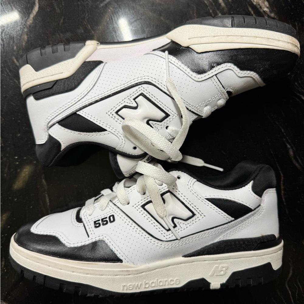 New Balance 550 tennis shoes